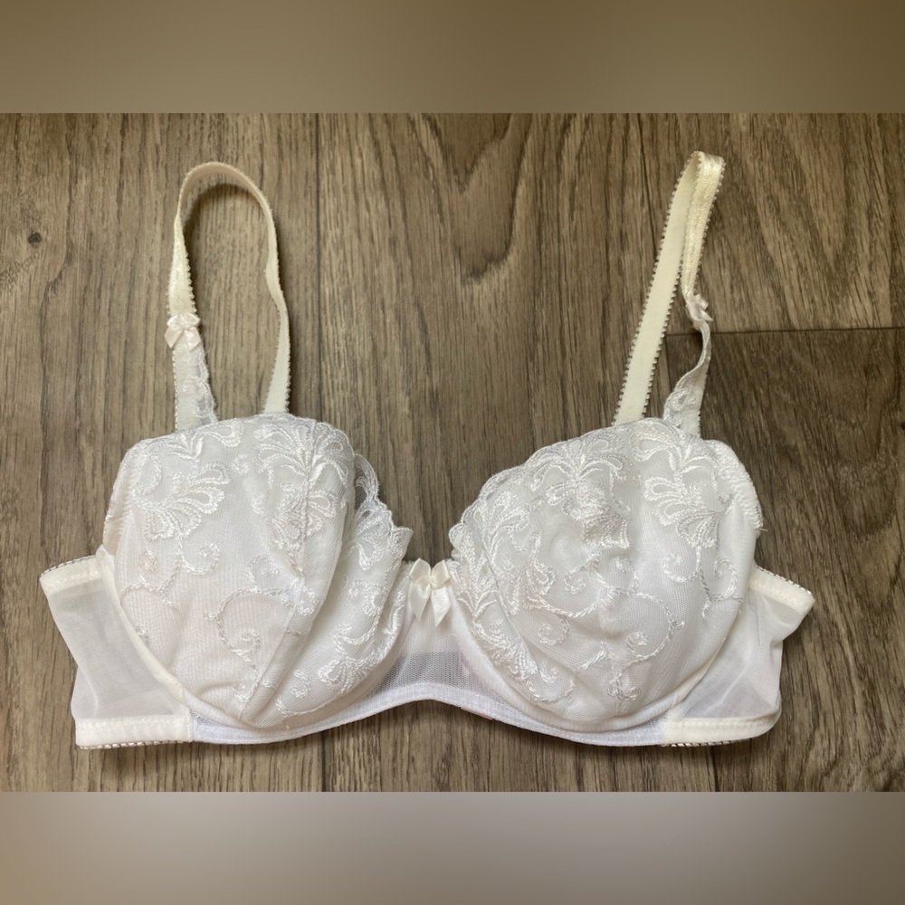 Victoria’s secret lightly lined and push up bra size 34C